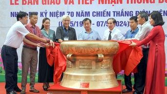 Tiếp nhận trống đồng do Hội Di sản Văn hóa và Cổ vật Thanh Hoa trao tặng
