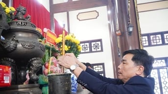 Chủ tịch UBND tỉnh Lê Văn Dũng dâng hương tưởng niệm các anh hùng liệt sĩ tại Hiệp Đức
