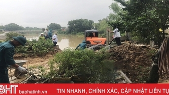 Huy động hàng trăm người gia cố sạt lở bờ sông Ngàn Mọ
