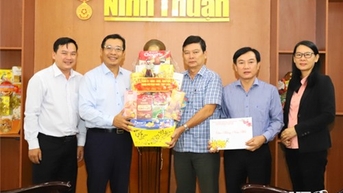 ទីភ្នាក់ងារបានទៅសួរសុខទុក្ខ និងជូនពរកាសែត Ninh Thuan រីករាយឆ្នាំថ្មី