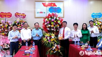 អនុប្រធានអចិន្ត្រៃយ៍ក្រុមប្រឹក្សាប្រជាជនខេត្ត អបអរសាទរវិទ្យាល័យ Thanh Chuong 3 ក្នុងទិវាគ្រូបង្រៀនវៀតណាម ថ្ងៃទី 20 ខែវិច្ឆិកា