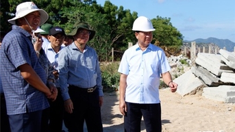 Đồng chí Trần Quốc Nam, Phó Bí thư Tỉnh ủy, Chủ tịch UBND tỉnh kiểm tra tiến độ các công trình hạ tầng thiết yếu tại xã Vĩnh Hải