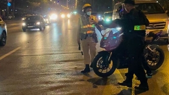 Ô tô, xe máy tham gia giao thông không bật đèn sau 18 giờ bị phạt thế nào?