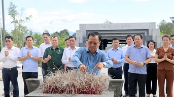 Đoàn công tác tỉnh Lào Cai tri ân anh hùng liệt sĩ tại Điện Biên