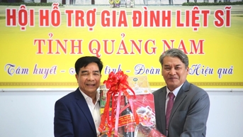 Chủ tịch UBND tỉnh Lê Văn Dũng thăm, chúc tết Hội Hỗ trợ gia đình liệt sĩ tỉnh Quảng Nam
