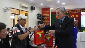 ជួបសំណេះសំណាលជាមួយបងប្អូនជនរួមជាតិវៀតណាមនៅឯបរទេសក្នុងឱកាសបុណ្យចូលឆ្នាំថ្មីប្រពៃណីជាតិ