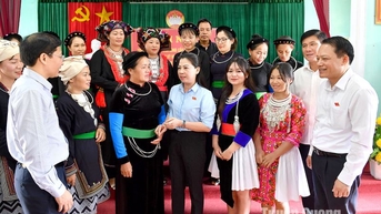 “Giữ gìn Đảng ta thật trong sạch…”