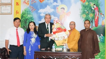 ថ្នាក់ដឹកនាំគណៈកម្មាធិការរណសិរ្សមាតុភូមិវៀតណាមនៃខេត្តបានទៅសួរសុខទុក្ខ និងអបអរសាទរបុណ្យចម្រើនព្រះជន្មរបស់ព្រះពុទ្ធនៅឆ្នាំ ២០២៤