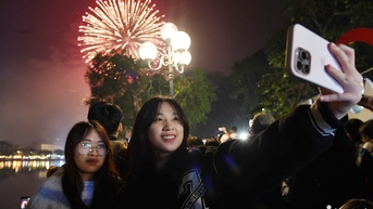 Màn đếm ngược và pháo hoa chào năm mới 2025 ở Hà Nội, TP Hồ Chí Minh