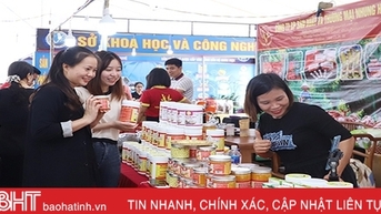 Nhộn nhịp mua sắm tại Lễ hội Cam và sản phẩm nông nghiệp Hà Tĩnh