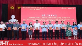 Bế giảng lớp bồi dưỡng, cập nhật kiến thức cho cán chủ chốt cấp tỉnh