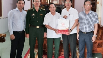 សមមិត្ត Nguyen Long Bien សមាជិកគណៈកម្មាធិការបក្សខេត្ត អនុប្រធានគណៈកម្មាធិការប្រជាជនខេត្ត បានអញ្ជើញទៅសួរសុខទុក្ខអតីតថ្នាក់ដឹកនាំនៃបញ្ជាការដ្ឋានការពារព្រំដែនខេត្ត។