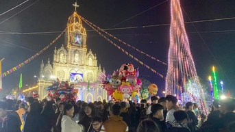 Thời tiết đẹp, đông nghịt người đến các nhà thờ ở Hải Dương đón Giáng sinh
