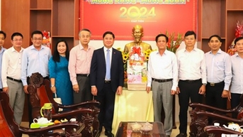 Đồng chí Trần Quốc Nam, Phó Bí thư Tỉnh ủy, Chủ tịch UBND tỉnh thăm, chúc Tết các đơn vị làm nhiệm vụ đêm giao thừa
