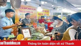 ចុះហត្ថលេខាលើកិច្ចព្រមព្រៀងផ្គត់ផ្គង់ និងប្រើប្រាស់ទំនិញនៅពិព័រណ៍ពាណិជ្ជកម្មខេត្ត Cao Bang