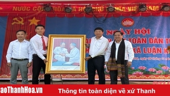 Bí thư Đảng ủy Khối Cơ quan và Doanh nghiệp tỉnh Trần Văn Hải chung vui Ngày hội Đại đoàn kết toàn dân tộc tại thôn Yên Mỹ
