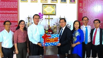 Lãnh đạo tỉnh thăm, chúc mừng nhân dịp Giáng sinh năm 2023