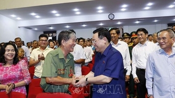 Chủ tịch Quốc hội chúc Tết, tặng quà gia đình chính sách, công nhân, lực lượng vũ trang tỉnh Bạc Liêu