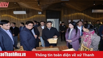랑찬 지구는 사람들이 평화롭게 살 수 있고 설날을 즐겁게 축하할 수 있도록 보살펴야 합니다.