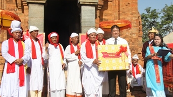 សមមិត្ត Nguyen Long Bien សមាជិកគណៈកម្មាធិការបក្សខេត្ត អនុប្រធានគណៈកម្មាធិការប្រជាជនខេត្តបានចូលរួមពិធីបុណ្យ Kate នៅប៉ម Po Klong Garai។