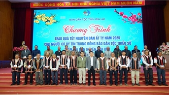 Ban Dân tộc tỉnh Gia Lai: Gặp mặt, trao quà Tết cho Người có uy tín trong đồng bào DTTS