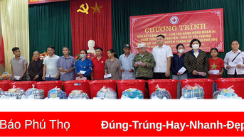 Trao tặng 856 suất quà cho các hộ nghèo tại Thanh Sơn