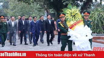 អនុប្រធានគណៈកម្មាធិការប្រជាជនខេត្ត Mai Xuan Liem បានទៅទស្សនាទីបញ្ចុះសពរបស់ទុក្ករបុគ្គល; បានទៅសួរសុខទុក្ខ និងជូនពរឆ្នាំថ្មីដល់អង្គភាព និងក្រុមគ្រួសារអ្នកទទួលផលគោលនយោបាយមួយចំនួននៅស្រុក Ha Trung និងក្រុង Bim Son។