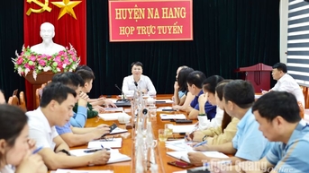Na Hang ra quân trục vớt rác trên lòng hồ vào ngày 19-10