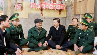 Chủ tịch UBND tỉnh chúc Tết LLVT, gia đình người có công, hộ nghèo tại các huyện miền núi