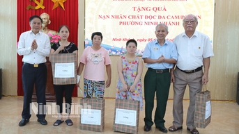 បំបាត់ការឈឺចាប់របស់ភ្នាក់ងារពណ៌ទឹកក្រូច ដោយក្តីស្រលាញ់របស់សហគមន៍