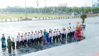 Đoàn đại biểu dự Đại hội đại biểu Liên hiệp Các tổ chức hữu nghị tỉnh Nghệ An dâng hoa tại Quảng trường Hồ Chí Minh