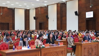 다크락성 인민위원회 지도자들은 공무원, 위원, 여성들과 대화를 나누었습니다.