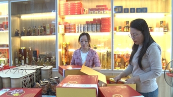 Tất bật hàng hóa phục vụ thị trường tết