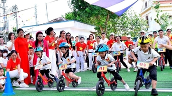 ទិវា​ដ៏​គួរ​ឱ្យ​ចាប់​អារម្មណ៍​នៃ​ការ​ចាប់​ដៃ​គ្នា​បង្កើត​វប្បធម៌​ចរាចរណ៍​ដើម្បី​ភាព​ញញឹម​របស់​កុមារ