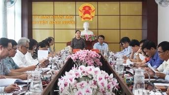 គណៈប្រតិភូត្រួតពិនិត្យនៃគណៈកម្មាធិការរណសិរ្សមាតុភូមិវៀតណាមនៃខេត្តបានធ្វើការជាមួយគណៈកម្មាធិការប្រជាជនស្រុក Ninh Phuoc។