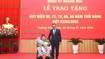 Chủ tịch UBND TP Hà Nội Trần Sỹ Thanh trao Huy hiệu Đảng tại Hoàng Mai