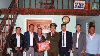 Lãnh đạo Công an Quảng Nam viếng hương, tặng quà gia đình chính sách tại Hội An