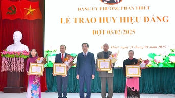 Bí thư Thành ủy Tạ Đức Tuyên trao tặng Huy hiệu Đảng tại Đảng bộ phường Phan Thiết