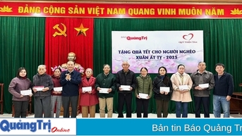Trao 257 suất quà Tết của Báo Quảng Trị và Quỹ Thiện tâm cho người dân huyện Triệu Phong