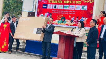 Tạp chí Người làm báo tặng quà cho các hộ gia đình khó khăn xã Xuân Lộc, Hậu Lộc, Thanh Hóa trong chương trình Tết đoàn viên- Xuân Ất Tỵ 2025