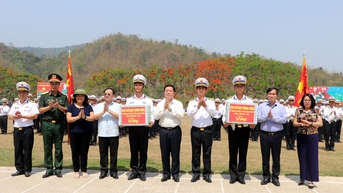Đồng chí Nguyễn Trọng Nghĩa thăm, tặng quà lực lượng phục vụ và tham gia diễu binh, diễu hành