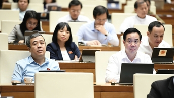 Tiếp tục chương trình kỳ họp thứ tám: Quốc hội thảo luận về dự thảo nghị quyết và các dự án luật