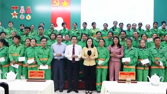 Đồng chí Phạm Văn Hậu, Phó Bí thư Thường trực Tỉnh ủy, Chủ tịch HĐND tỉnh thăm, tặng quà công nhân vệ sinh môi trường