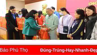 Trao 100 suất quà Tết cho bệnh nhân có hoàn cảnh khó khăn