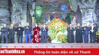 អនុលេខាគណៈកម្មាធិការបក្សខេត្ត Lai The Nguyen បានអបអរសាទរភូមិភាគ Thanh Hoa និងកាតូលិកក្នុងឱកាសបុណ្យណូអែលឆ្នាំ ២០២៤។