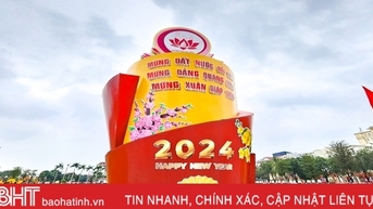 Phố phường Hà Tĩnh rực rỡ cờ hoa mừng 94 năm ngày thành lập Đảng