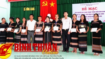 Trao chứng nhận cho học viên lớp truyền dạy nghệ thuật dân gian K`ho
