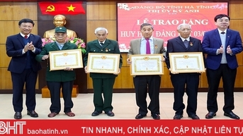 ទីរួមខេត្ត Ky Anh ប្រគល់ផ្លាកសញ្ញាបក្សជូនសមាជិកបក្សចំនួន ៣២រូប