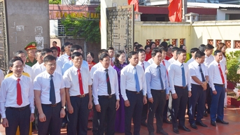 គណៈកម្មាធិការបក្សទីក្រុង Kinh Mon ផ្តល់កម្រងផ្កាដើម្បីរំលឹកខួបលើកទី 79 នៃការបង្កើតកោសិកាបក្សដំបូង។