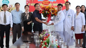 សមមិត្ត Pham Van Hau អនុលេខាអចិន្ត្រៃយ៍គណៈកម្មាធិការបក្សខេត្ត ប្រធានក្រុមប្រឹក្សាប្រជាជនខេត្ត បានចុះសួរសុខទុក្ខ និងអបអរសាទរដល់ភ្នាក់ងារ និងអង្គភាពនានា។